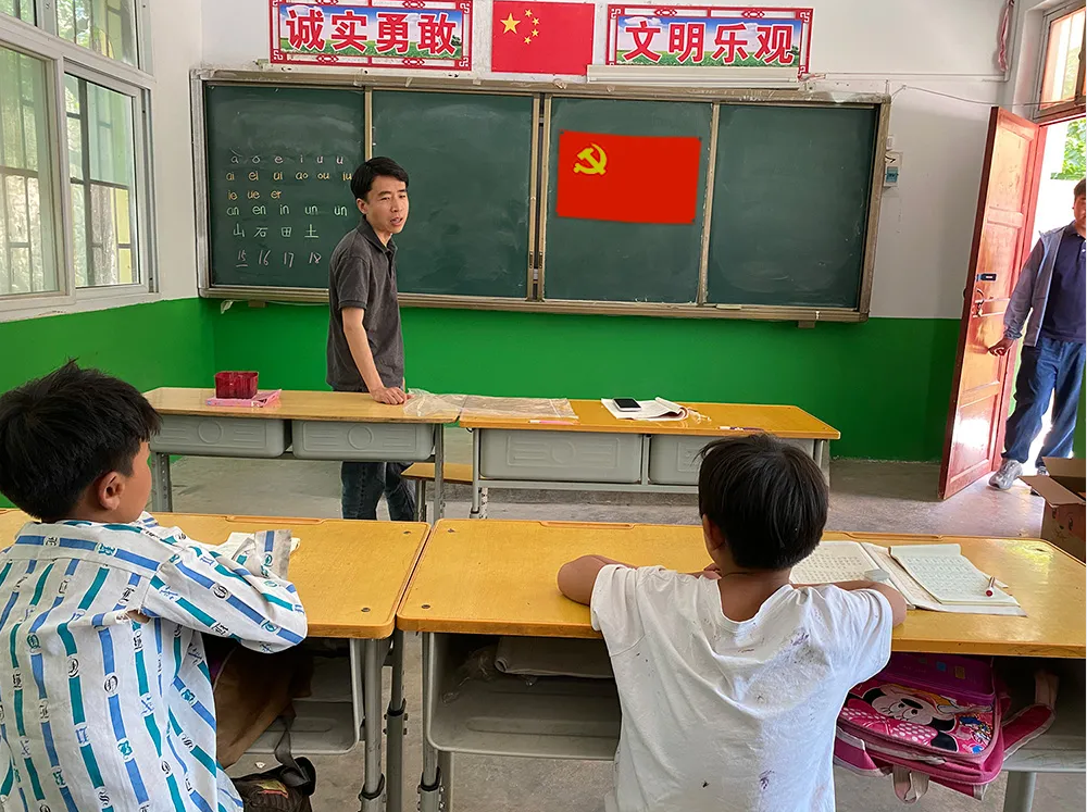 省派“第一团支书”孙鹏前往派驻村小学开展“学党史、感党恩”主题教育活动(图1) 省派“第一团支书”孙鹏前往派驻村小学开展“学党史、感党恩”主题教育活动(图1)